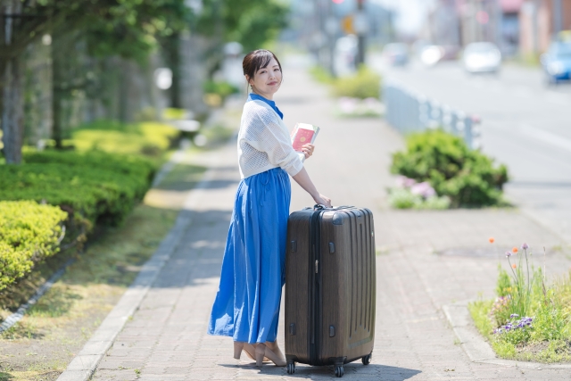 大きいスーツケースを持つ女性
