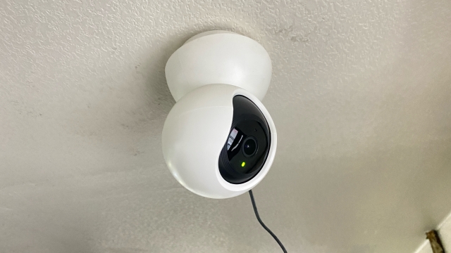 コードが見えている防犯カメラ