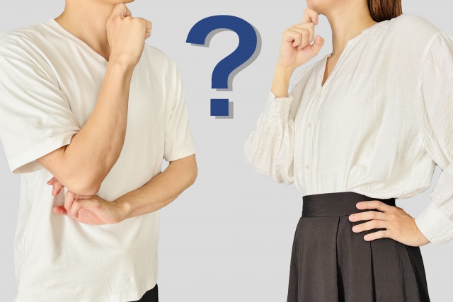 ホテルのキャンセル料支払い方法を考える男女